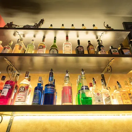 Alessandro Palace & Bar 旅馆 *