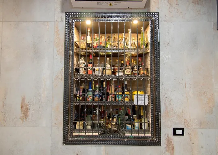 Alessandro Palace & Bar 旅馆 *