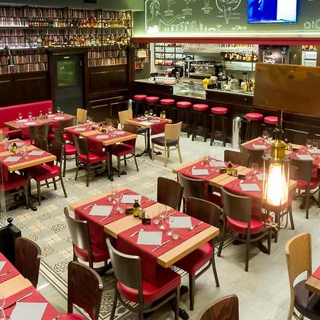 Alessandro Palace & Bar אכסניה